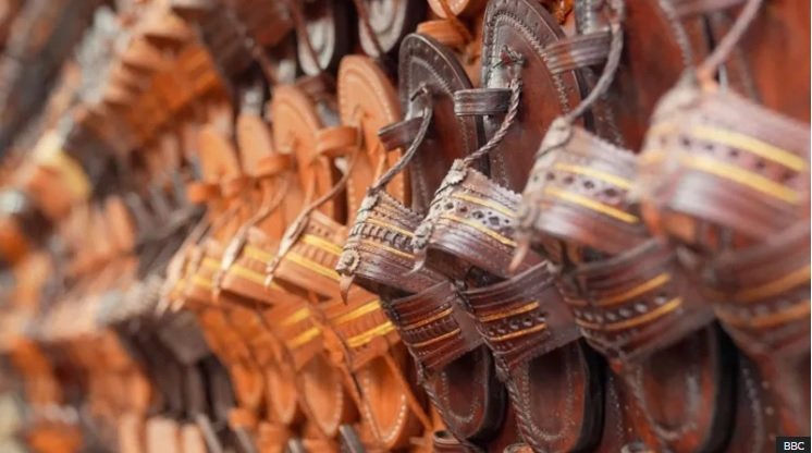 Artizanët indianë në protestë për sandalet e Prada-s